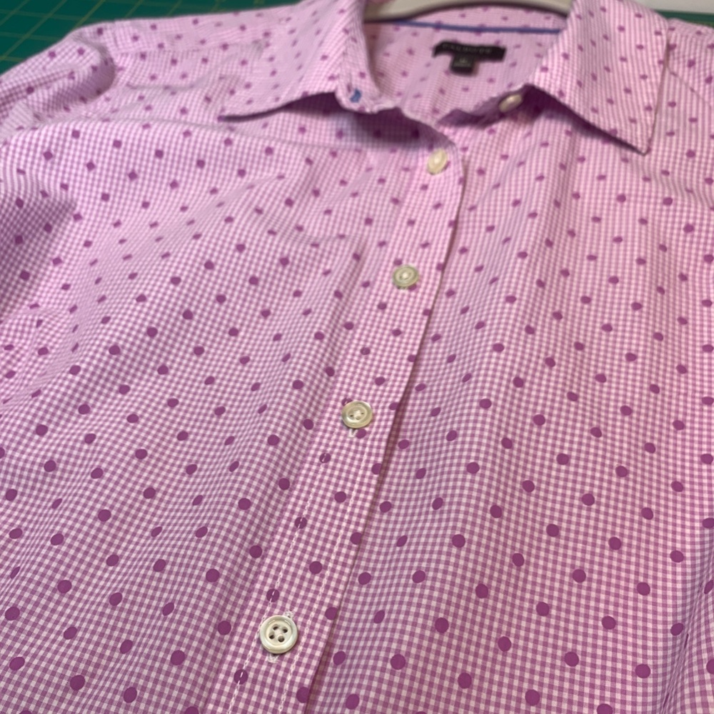 Talbots Fitted Pink / Light Lavender Dotted Button Down Size M